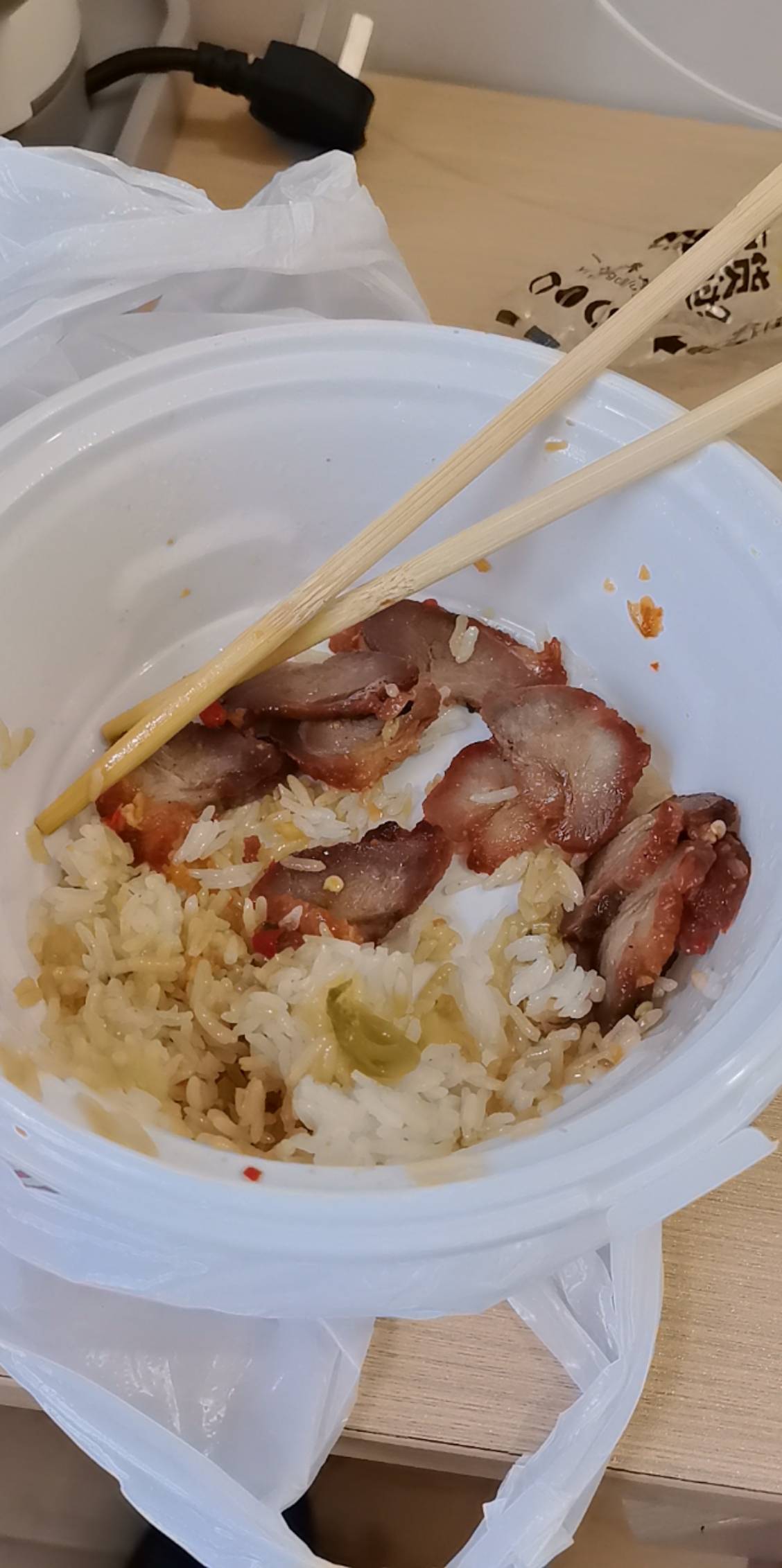 在深圳真是吃不完的猪脚叉烧饭  

68 / 作者:神射手9 / 