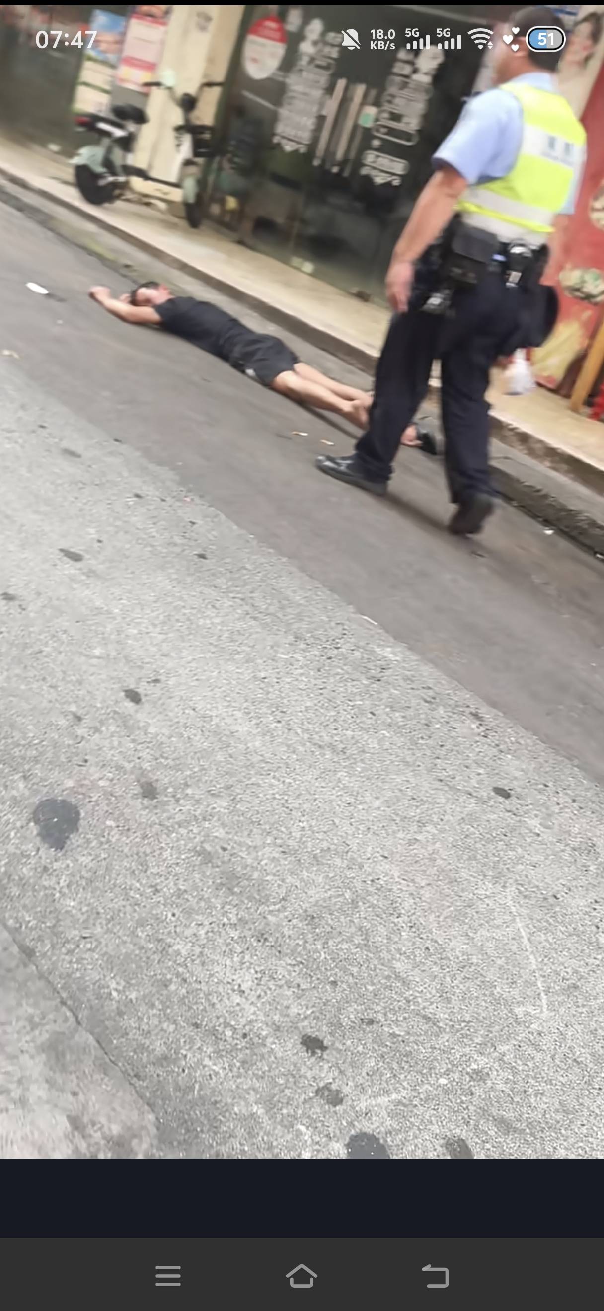 大早上出门买个早餐，那个老哥在路边睡觉。这是谁

81 / 作者:挂比了救我鸭 / 