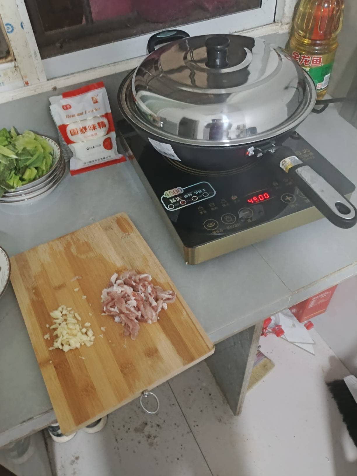 老哥们开灶了搞个排骨汤，炒个莴笋炒肉，炼个猪油，自己做饭吃比吃外卖便宜点



18 / 作者:一条小麻蛇啊 / 