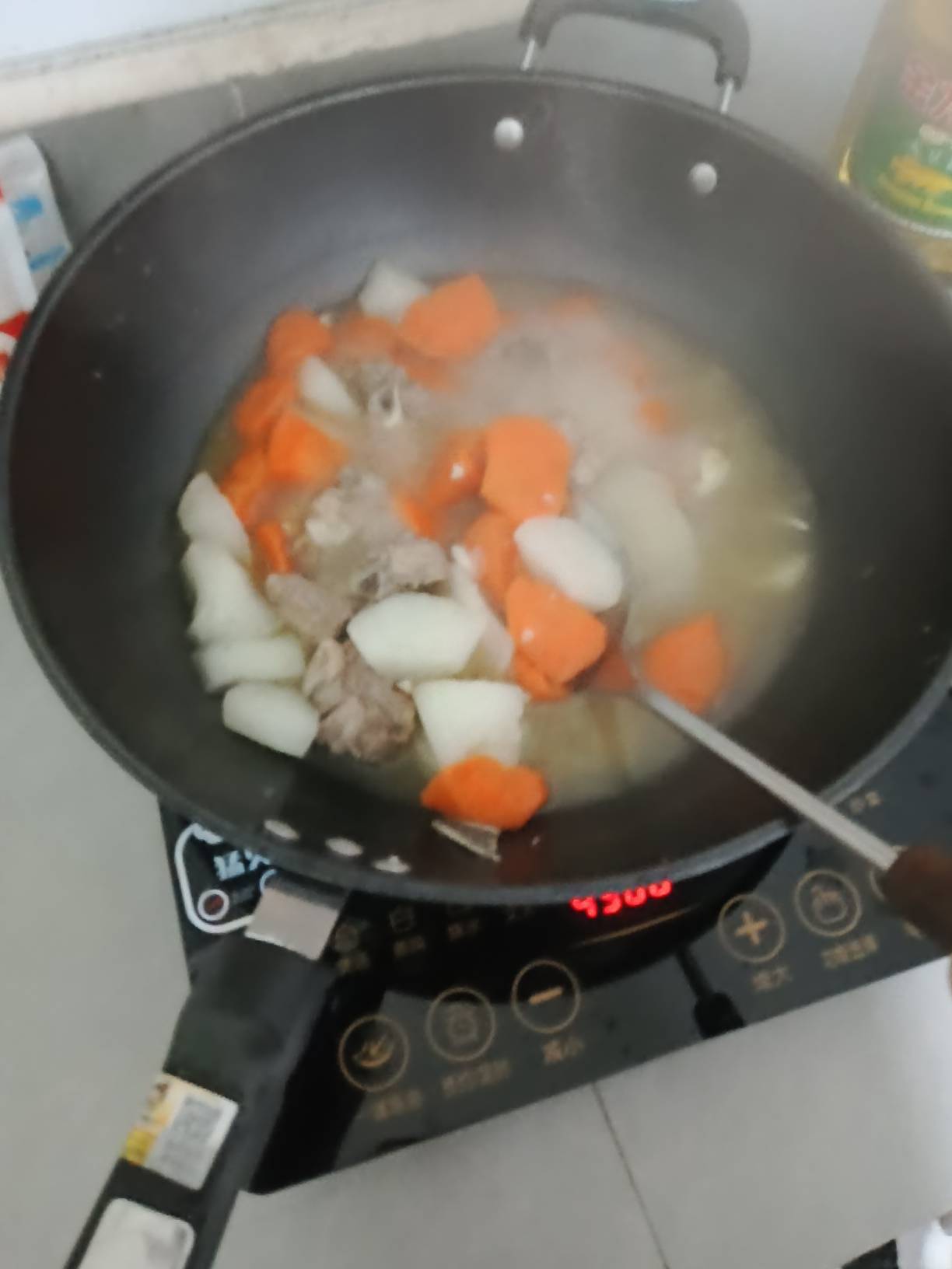 老哥们开灶了搞个排骨汤，炒个莴笋炒肉，炼个猪油，自己做饭吃比吃外卖便宜点



37 / 作者:一条小麻蛇啊 / 
