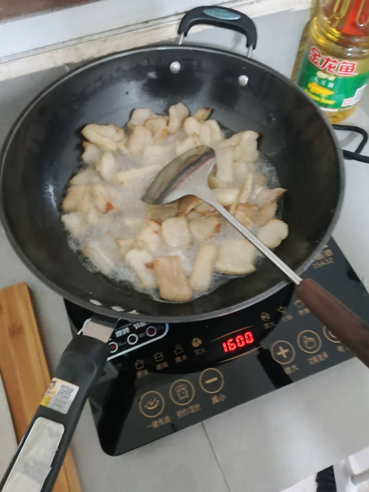 老哥们开灶了搞个排骨汤，炒个莴笋炒肉，炼个猪油，自己做饭吃比吃外卖便宜点



88 / 作者:一条小麻蛇啊 / 
