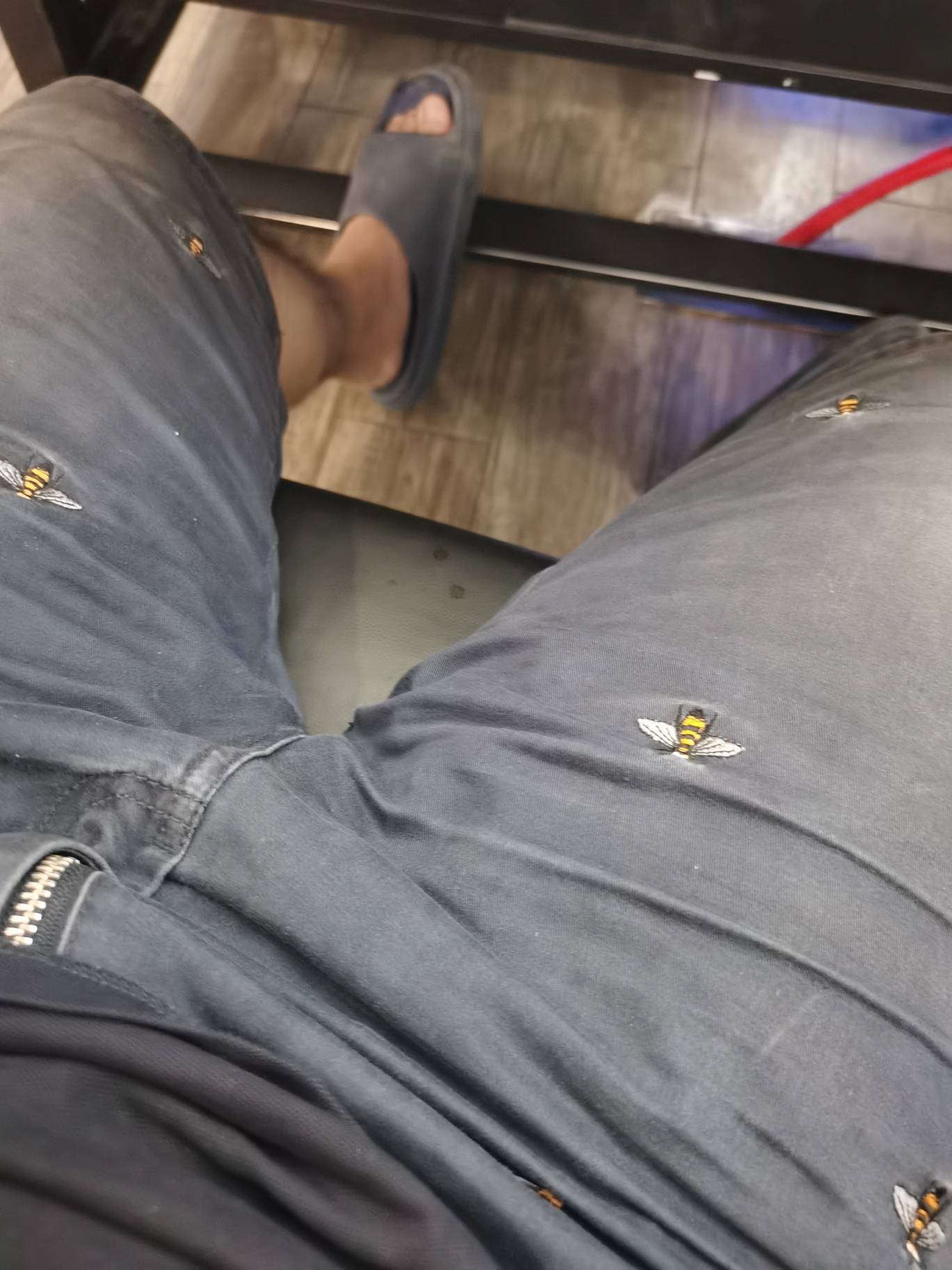 挂壁在网吧 也没开机子 手机也欠费 太难受了我有什么办法搞个20吗 真的谢谢各位老哥了54 / 作者:可不可以再爱你 / 