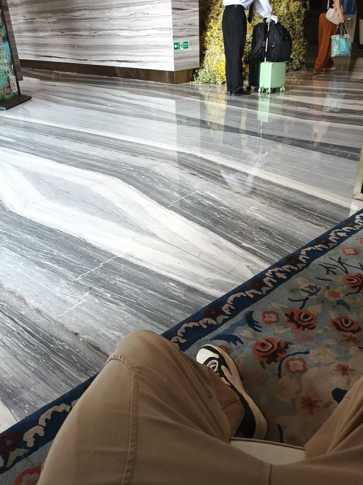 老哥们太热了，酒店大堂吹一下空调


89 / 作者:一条小麻蛇啊 / 
