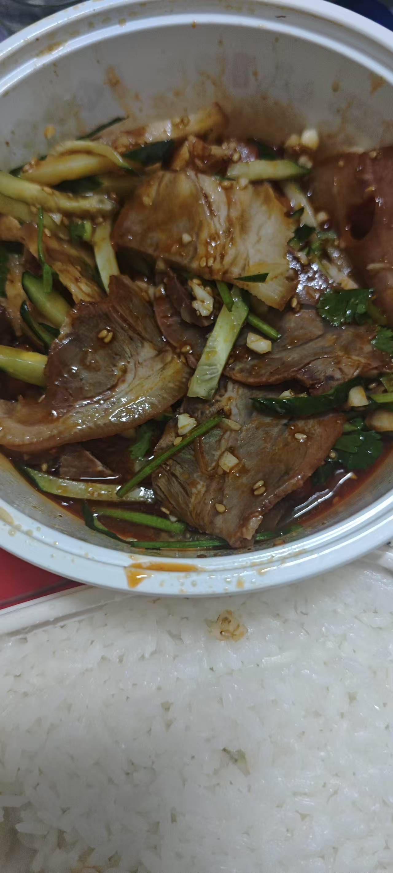 过节老哥们都吃大餐    我孤零零的在租房吃一个菜外卖

75 / 作者:杂货挖掘铺 / 