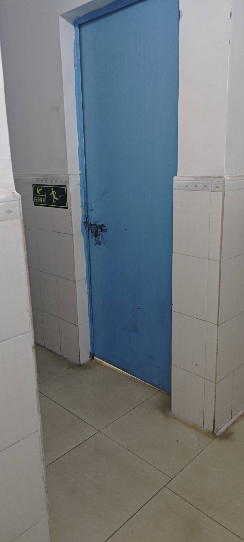 隔壁老哥24小时好像都呆在挂壁房里的，我出去玩和吃饭也没见他啊出来过

74 / 作者:卡农豆包 / 