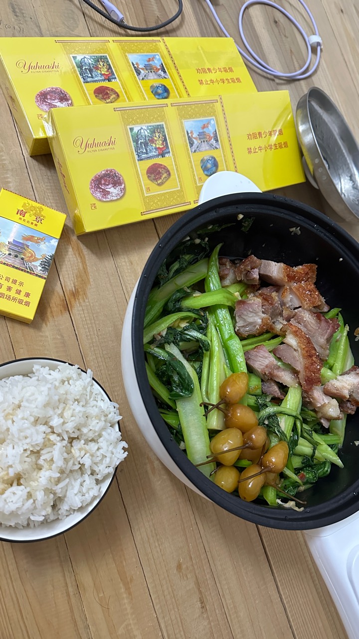 吃饭了，每天吃饭不超过10块，中午随便吃点白粥。最大开支是烟钱，这个月也买好了

32 / 作者:不知明的靓仔 / 