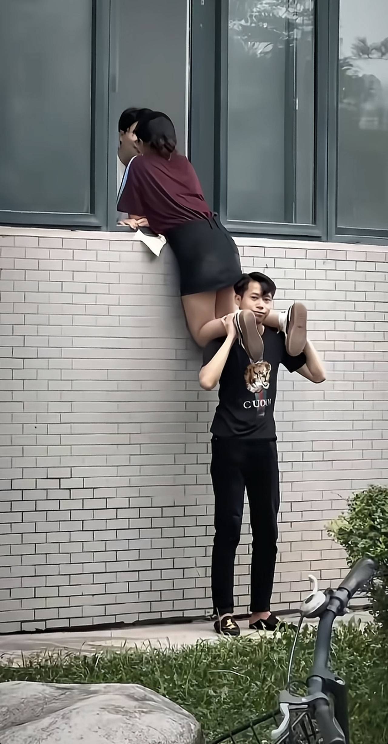 只见那人单手向天，双指成剑大喝一声:毛来！天地竟忽的狂风大作，电闪雷鸣！无数gz单53 / 作者:芥末芥末芥末 / 