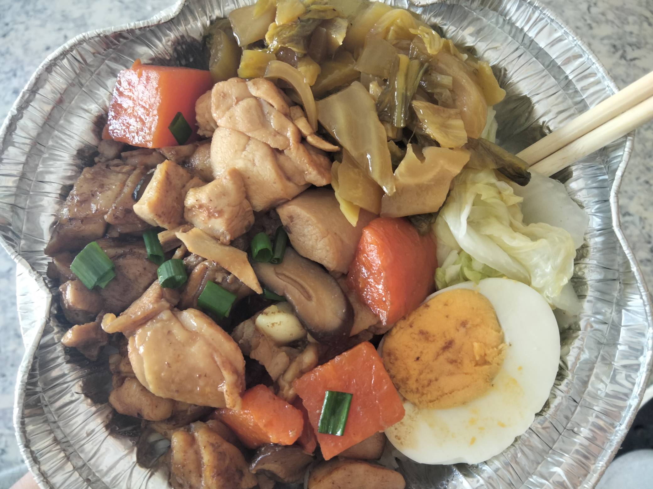老哥们吃饭了，还是煲仔饭香

1 / 作者:机会哈哈 / 