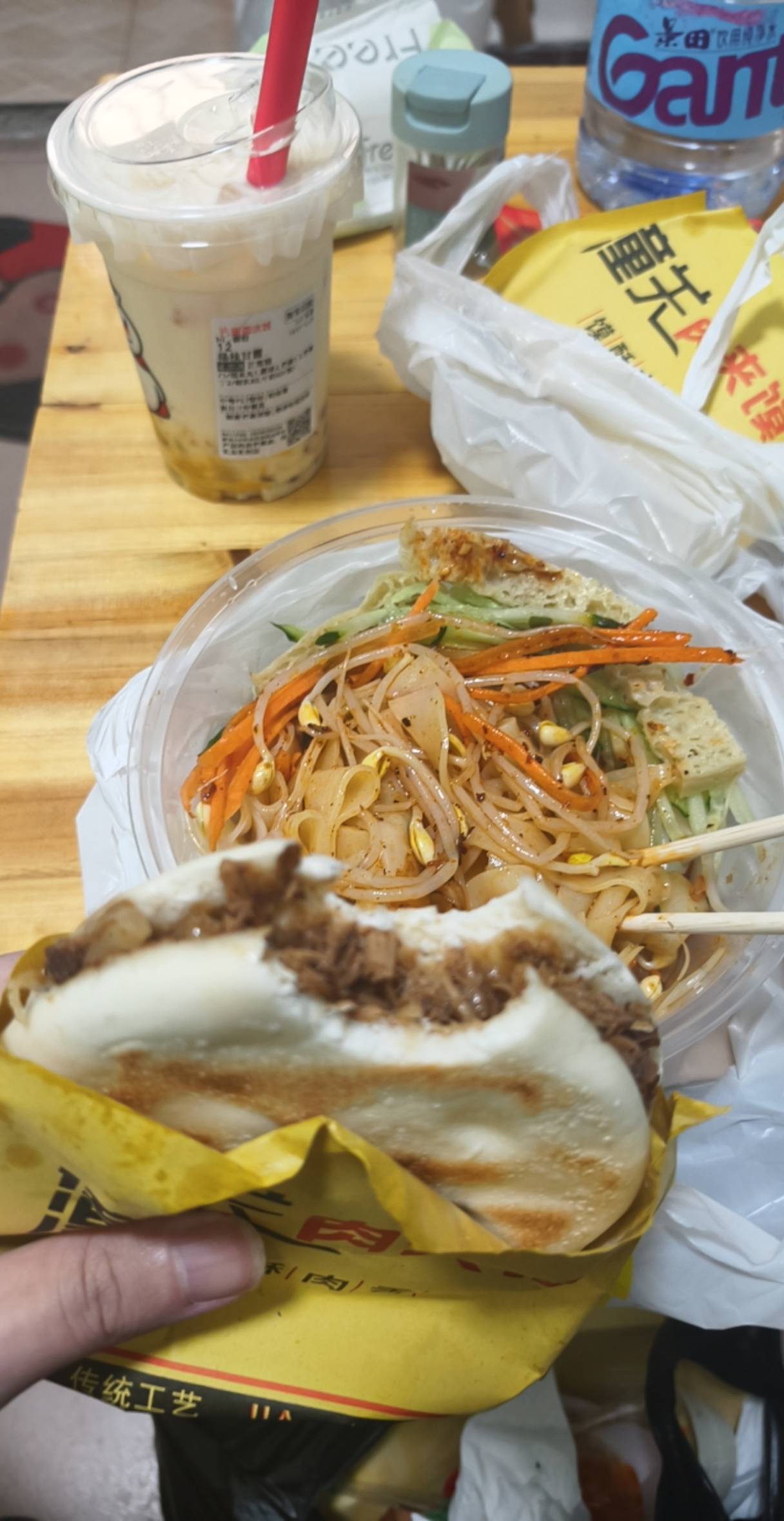 老哥们吃过肉夹馍吗

22 / 作者:挂比了救我鸭 / 