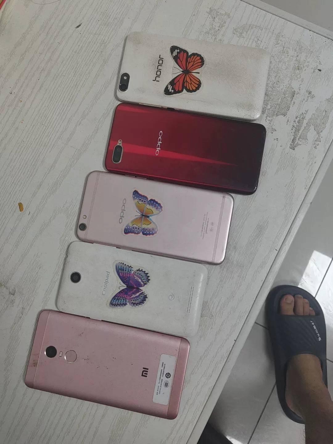 老哥们，你们家里那些旧手机，开不了机的手机都是在那个渠道卖的，我这次回家在家里翻4 / 作者:吃鱼的猫~ / 