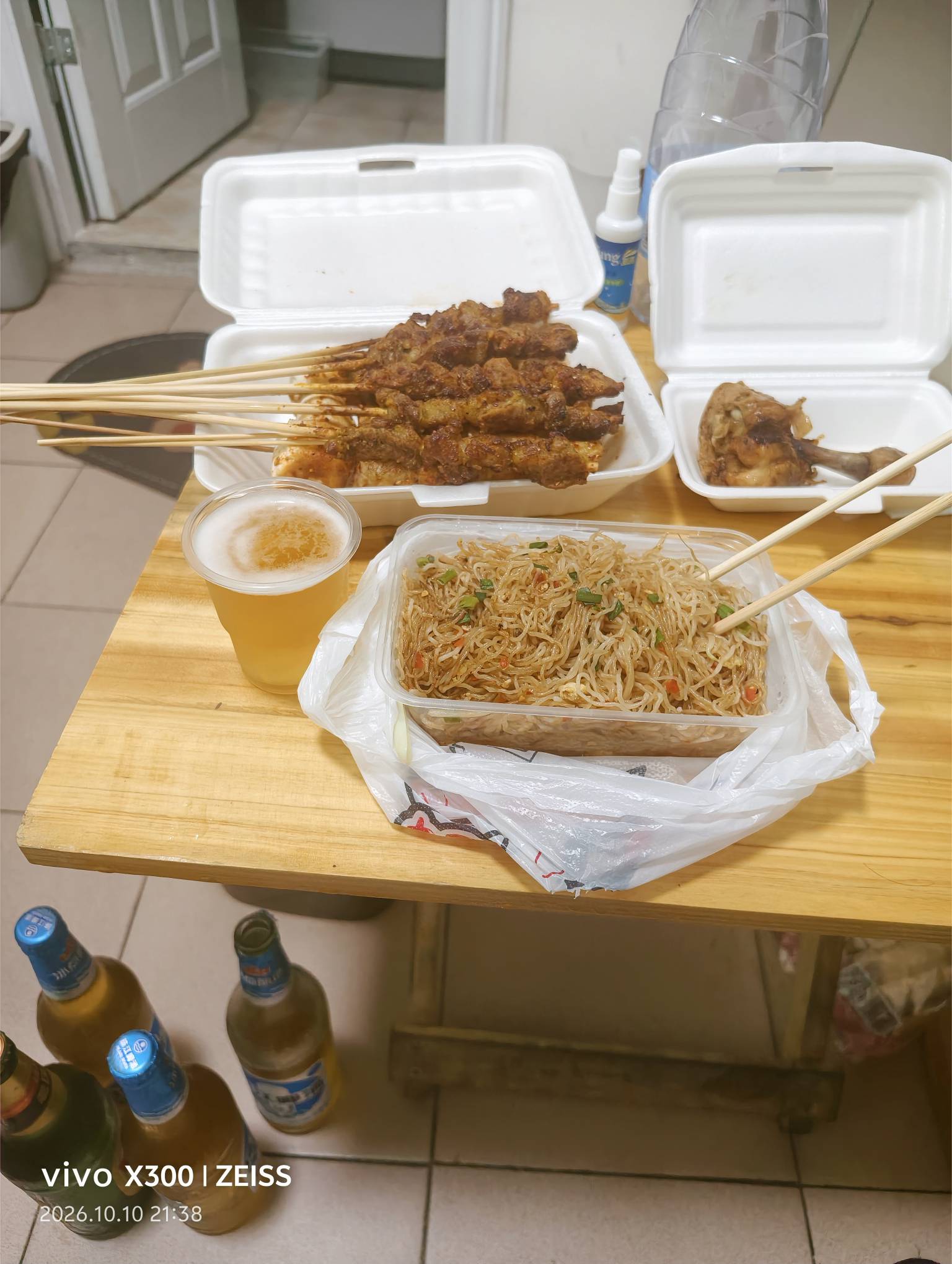 老哥们吃饭了吗？有没有老哥视频三五瓶的

25 / 作者:挂比了救我鸭 / 