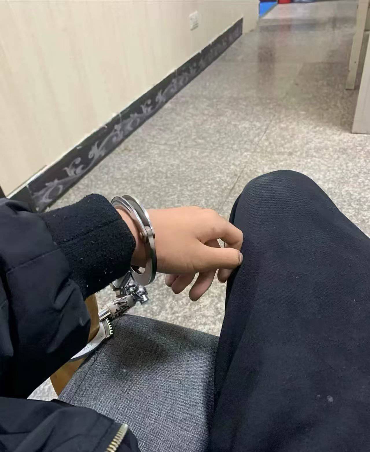 老哥哥哥们     我被逮住了

74 / 作者:杂货挖掘铺 / 