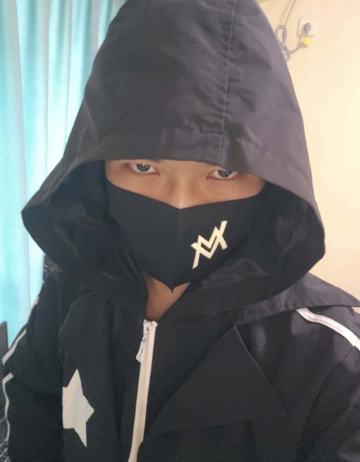 就是我问一下刚刚去零食店买东西，有个女生一直看着我，我买完东西我就在门口等着想给25 / 作者:ㅤ林余赚钱 / 