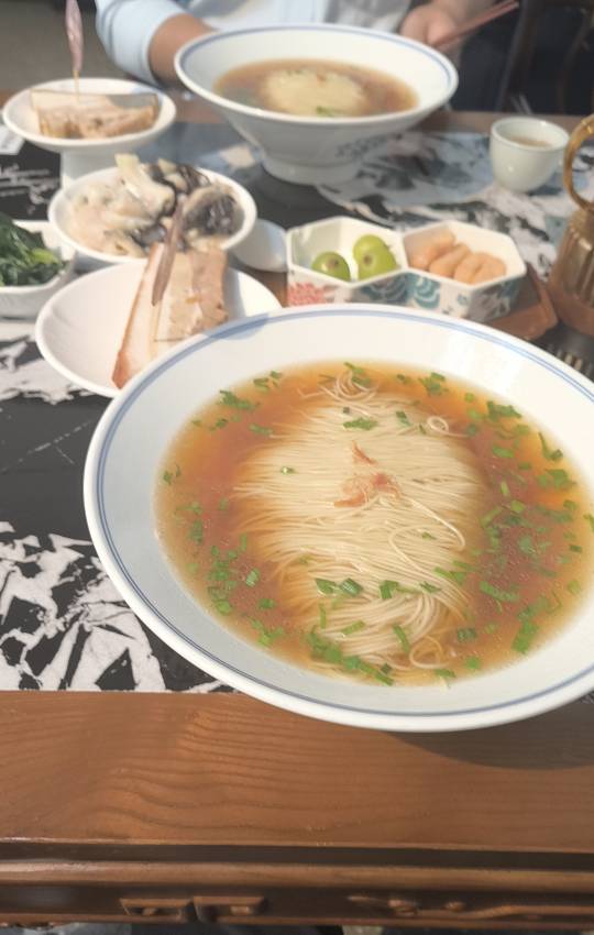 老哥们，吃饭了

36 / 作者:我是麻花疼的爹 / 