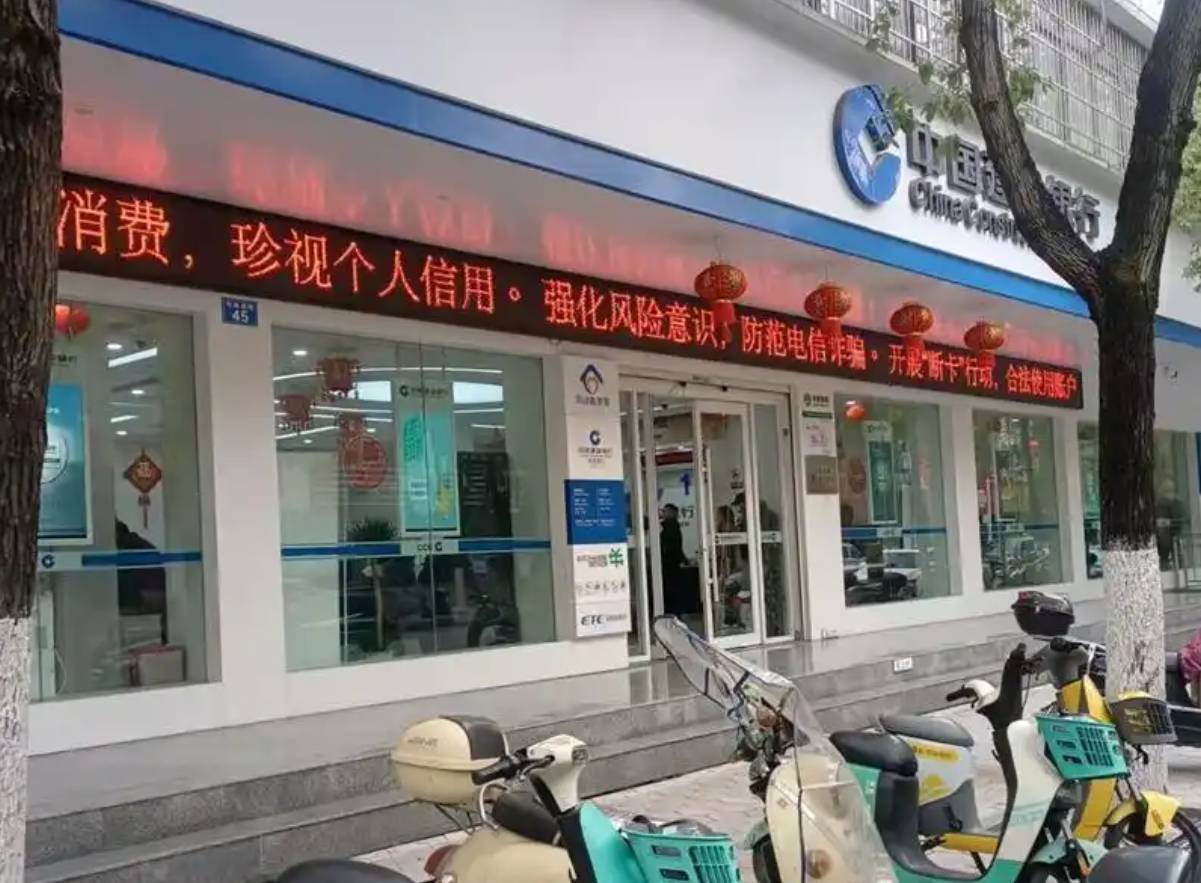 门口集合，穿西装打领带，行长亲自来接待

45 / 作者:牢大 / 