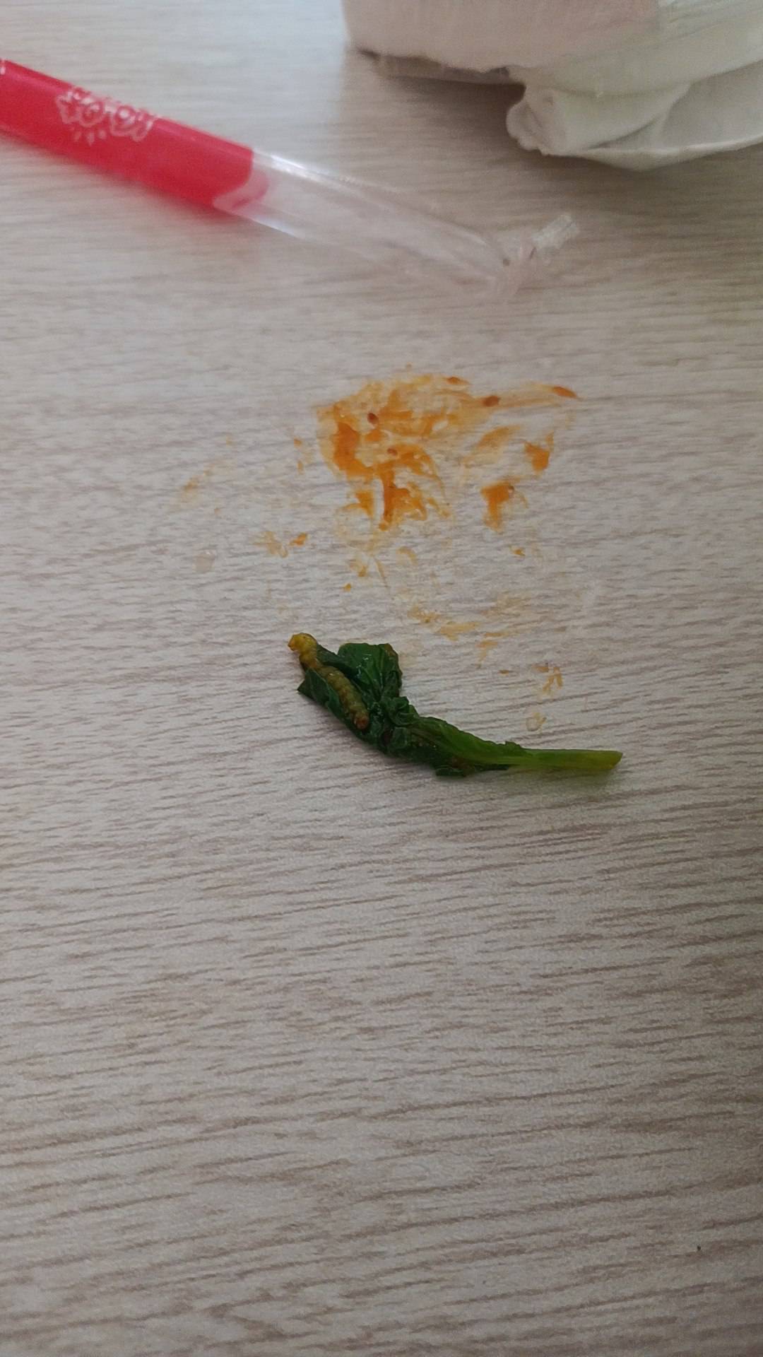 去吃面，菜里有个虫子我靠了，恶心死我了，跟老板比较熟也没为难他，把钱退了完事

2 / 作者:摇了摇头qaq / 