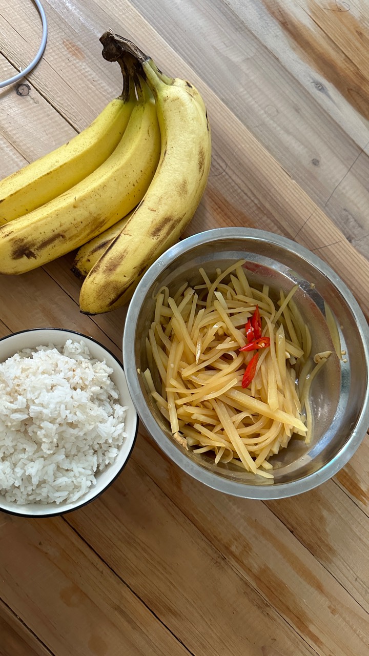 趴下了，吃早餐了老哥，8毛的土豆

68 / 作者:不知明的靓仔 / 