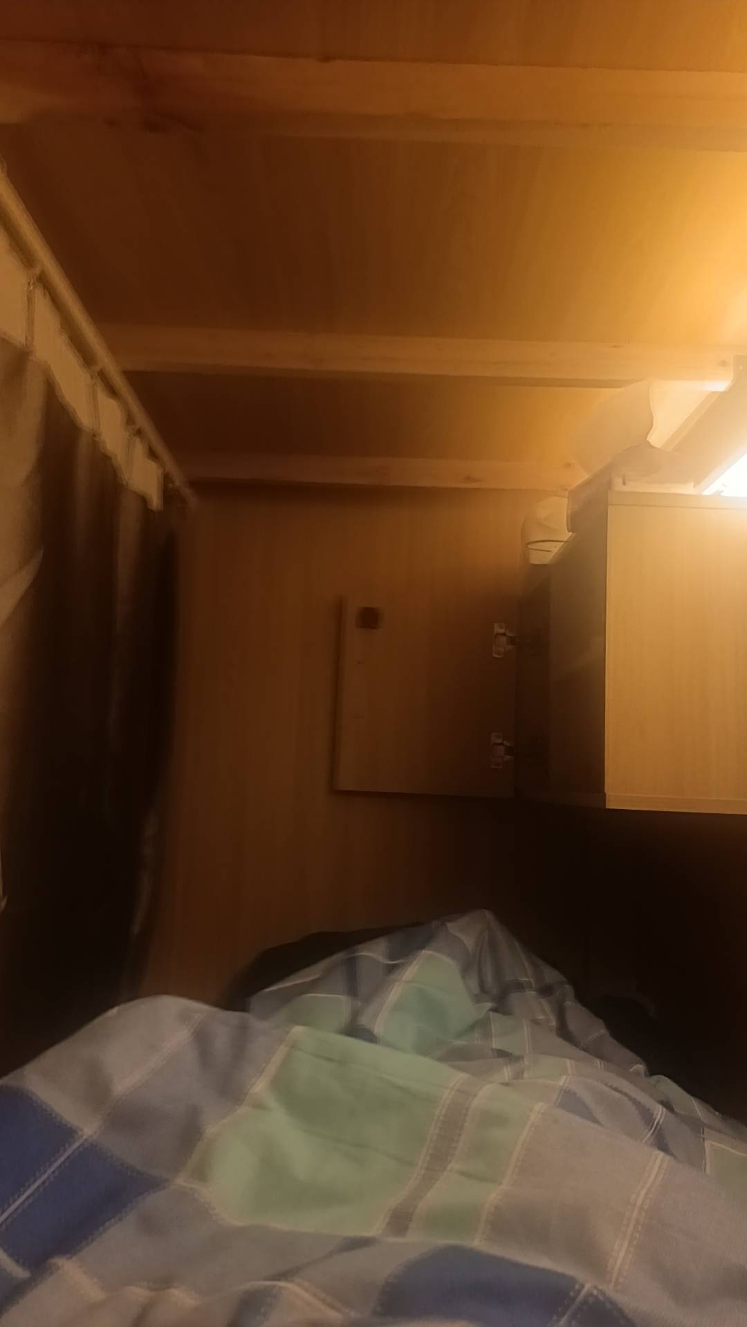 卡农这个点没睡的都是挂壁仔，有一个算一个，不接受反驳
39 / 作者:b，红王 / 