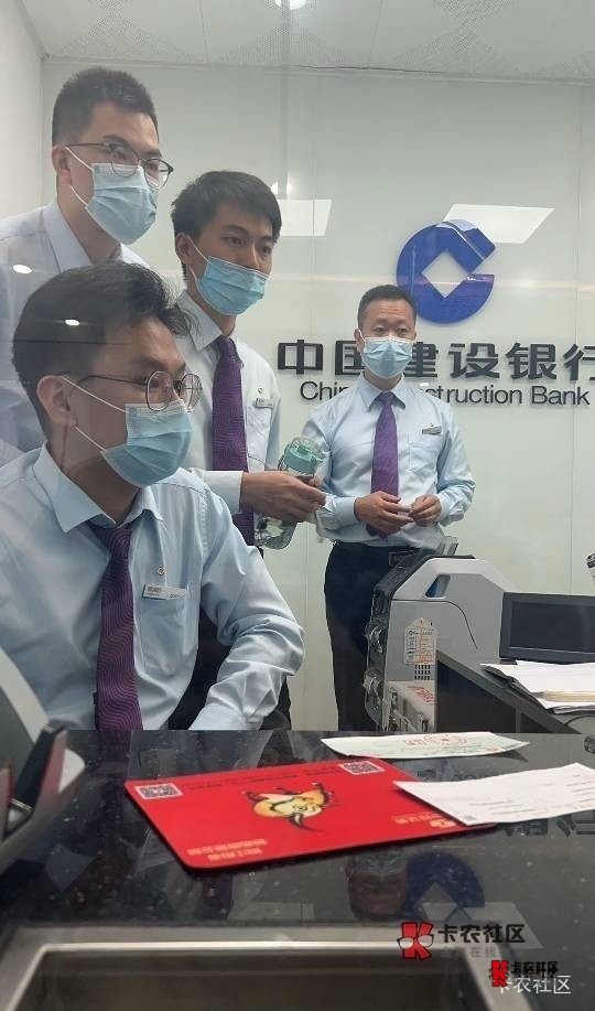 又饿醒了肚子哇哇叫，好绝望好想哭，三张卡两张欠费一百多，房租也没交，楼下小店也赊33 / 作者:狗蛋大兵 / 