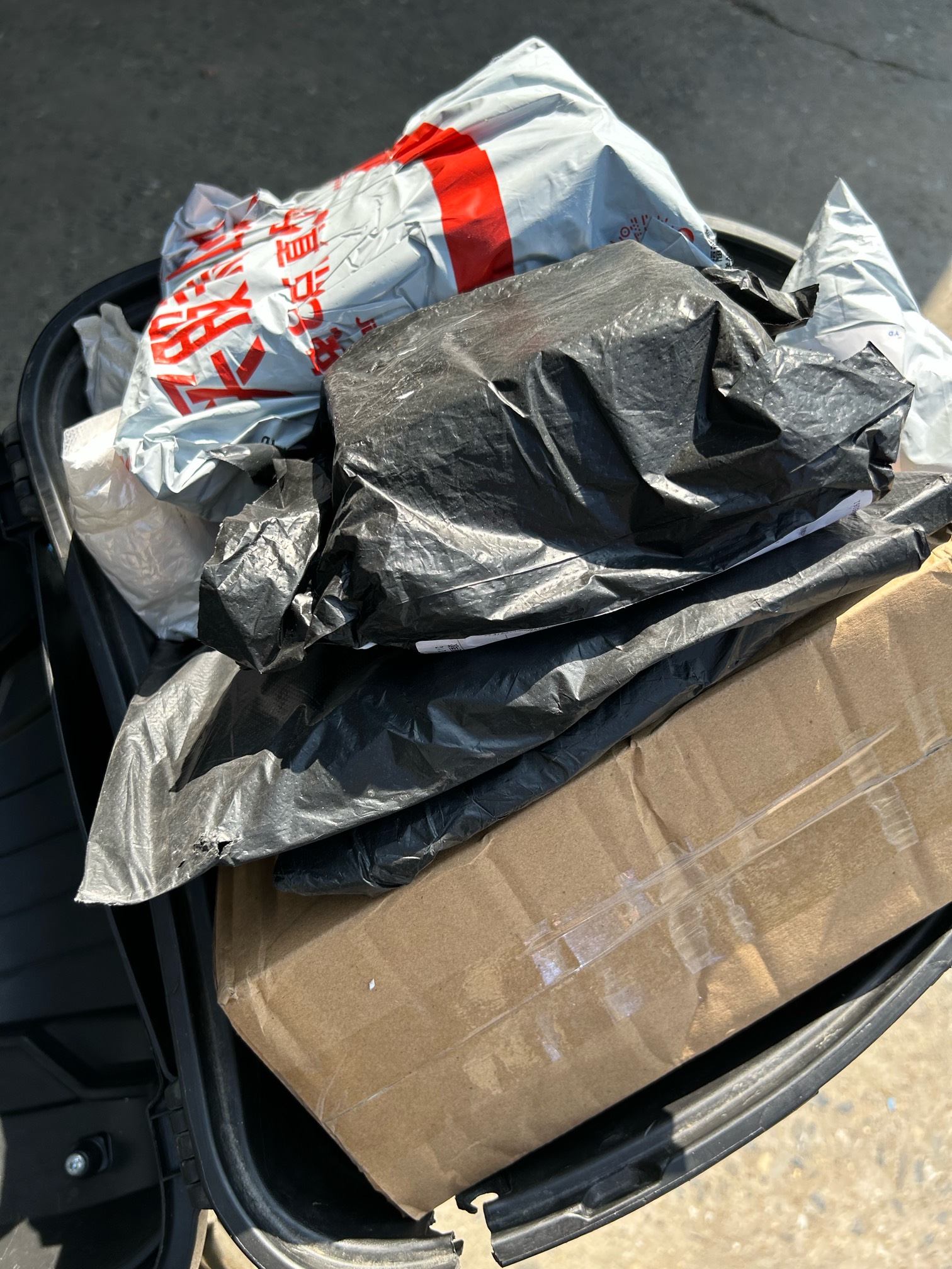 这是什么时期
  拿快递时期


83 / 作者:小熊科技 / 