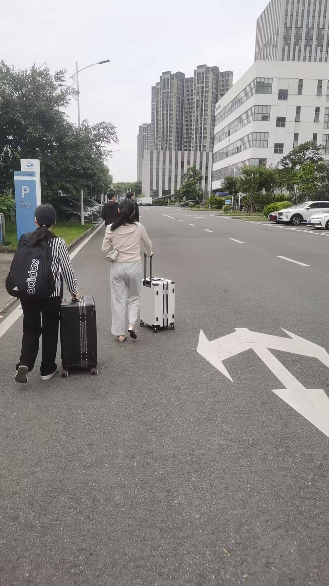 彻底绝望，瘫痪挂壁房没钱交房租被房东敢出来了，急急忙忙联系黑中介进厂，这一下只能88 / 作者:鲸鲨 / 