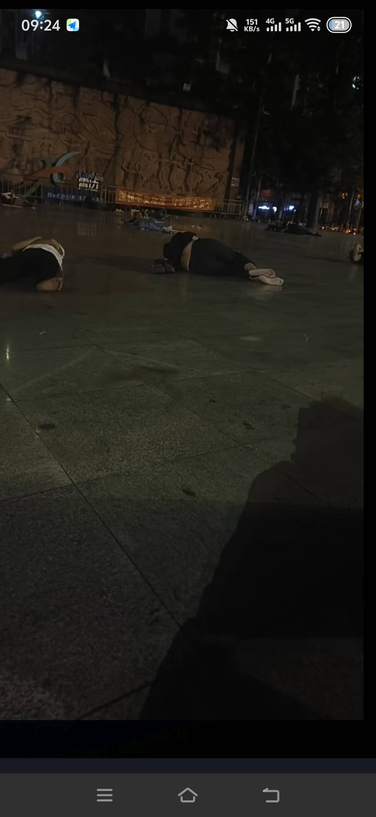 昨晚宵边广场拍的，有个老哥躺下就打呼噜响的很，不知道那个老哥

86 / 作者:挂比了救我鸭 / 