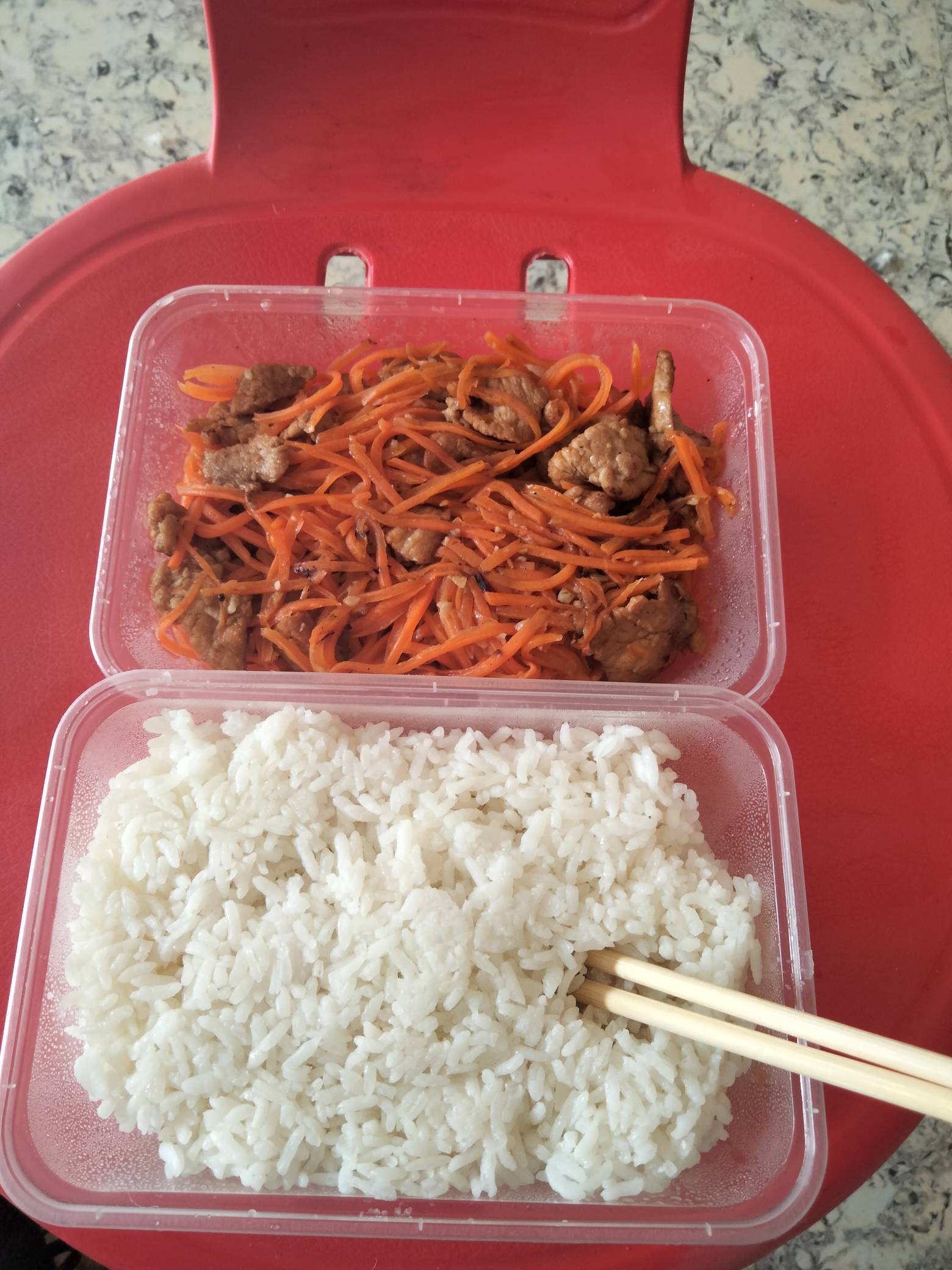 老哥们吃饭了，这份量变少好多，之前都是满满一盒，这次付的钱比以前都多

7 / 作者:机会哈哈 / 