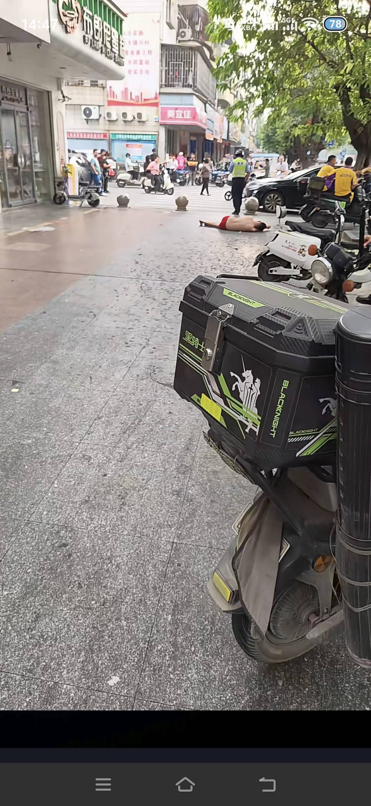 这是那个老哥啊，真人才啊，穿个内裤大白天就跑出来了

86 / 作者:挂比了救我鸭 / 