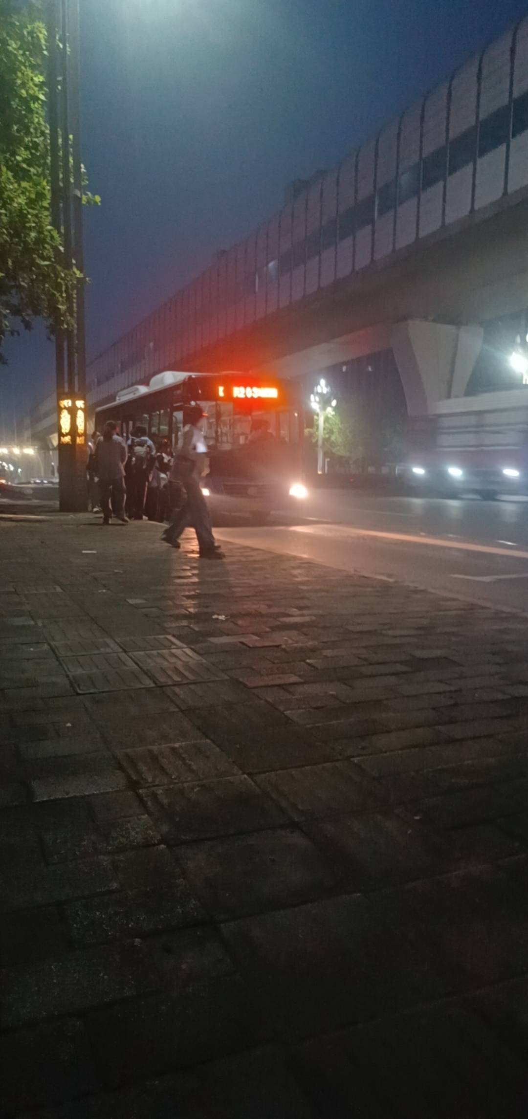 天没亮 就得上班

83 / 作者:v18883340973 / 