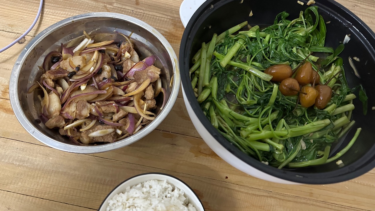 吃饭了，这顿五块多，你们十几块点个外卖还觉得便宜了，菜这么多，殊不知出去买十几块1 / 作者:不知明的靓仔 / 