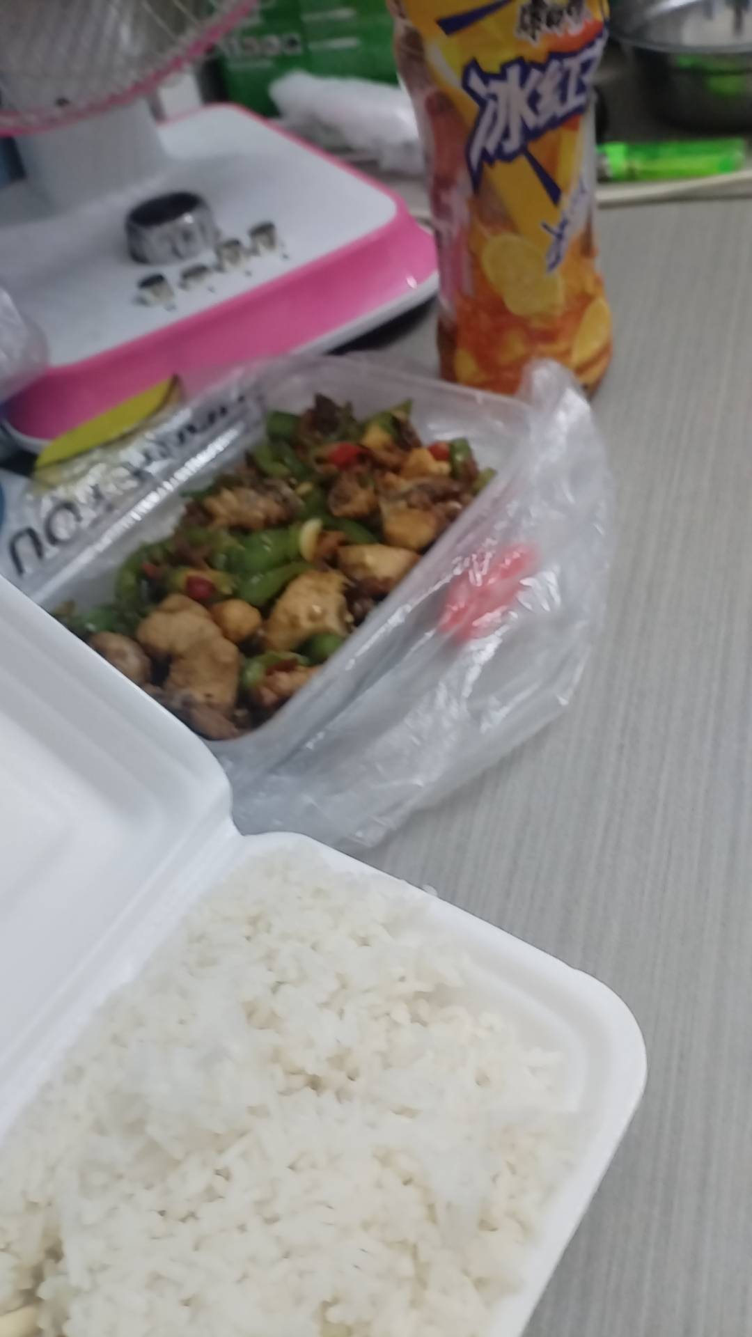 3天没吃饭了，吃上了

4 / 作者:湖南陈小春 / 