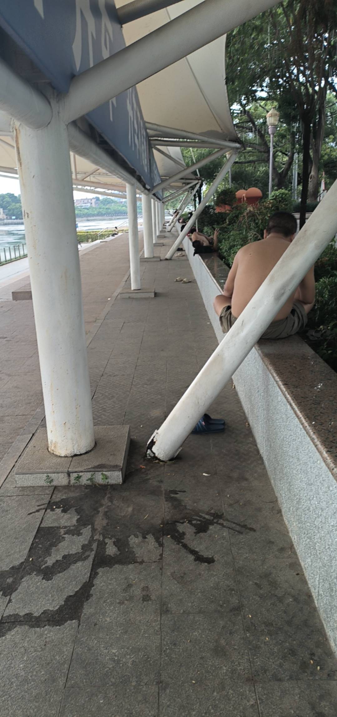 老哥，还不起床？

45 / 作者:老哥们丨 / 