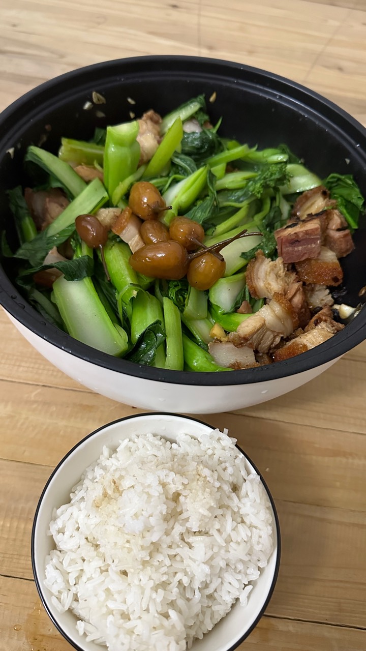 半斤烧肉，半斤菜心，开饭

73 / 作者:不知明的靓仔 / 
