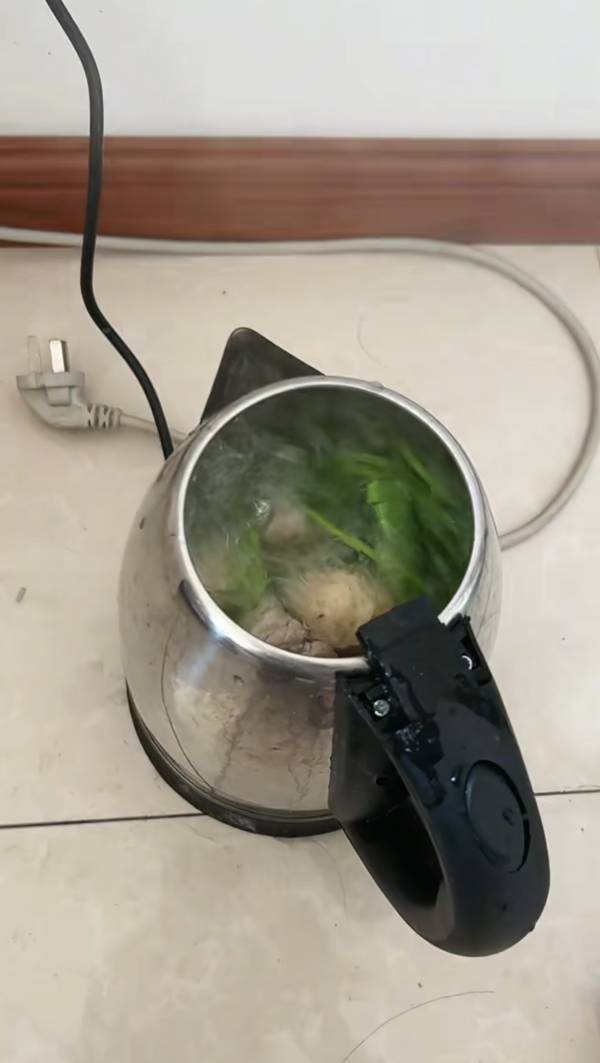 热水壶还能煮菜。不得不服老哥鬼点子真多

54 / 作者:凤鸣 / 