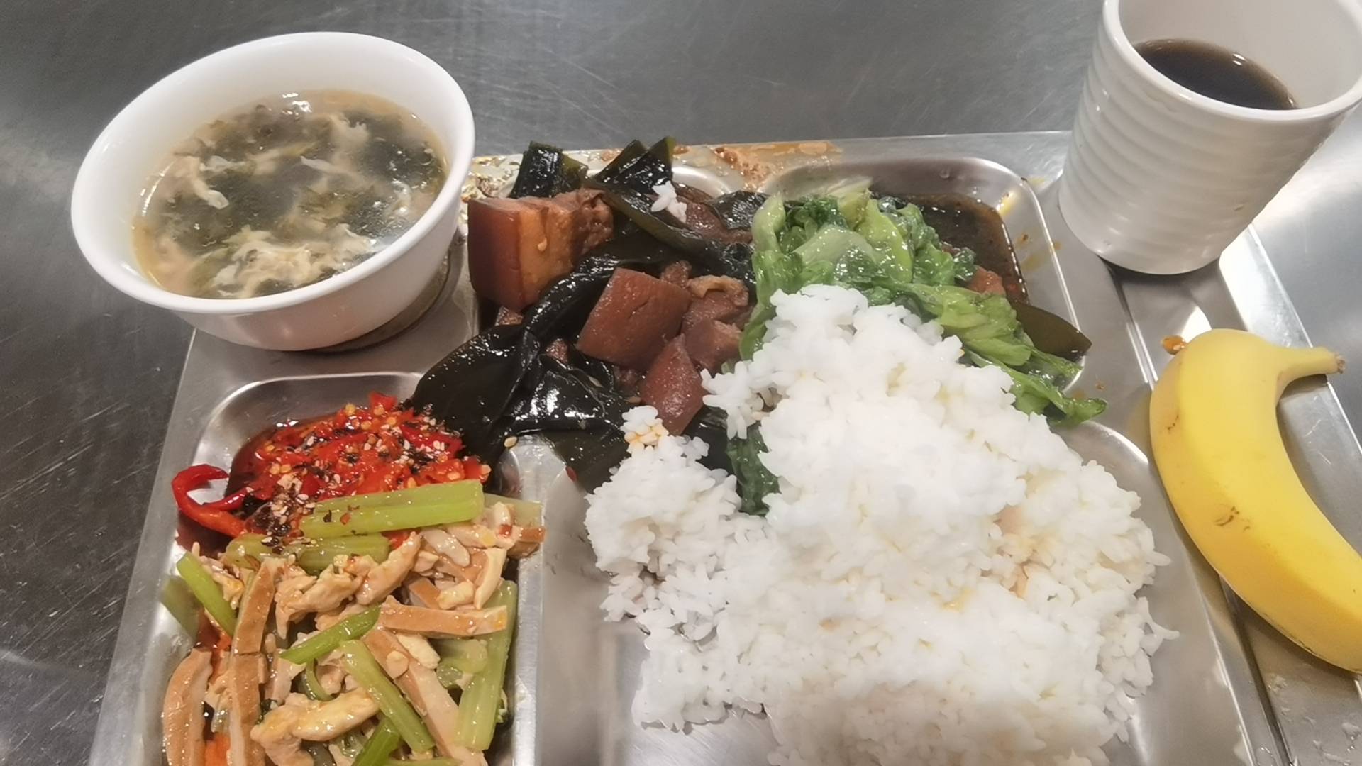 老哥们，今天再干一天酒店，明天去干化妆品仓库了，能干个十天八天夜班，300一天还不98 / 作者:东八区大佬 / 