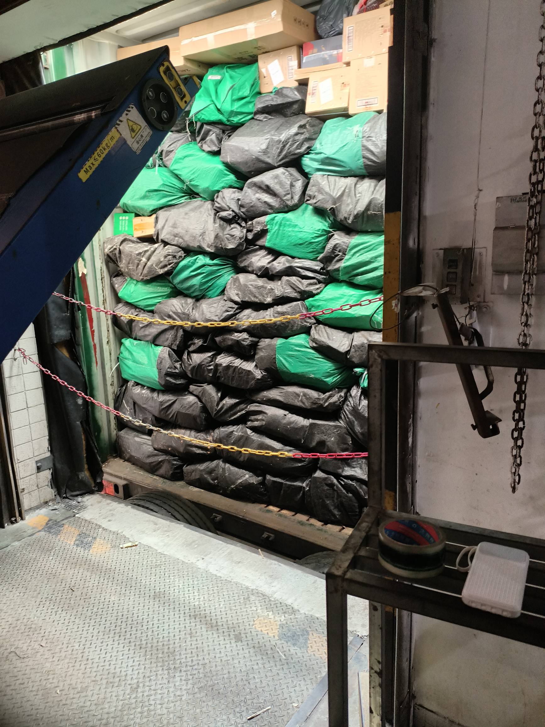 还是白班好，3个小时装了5米多

86 / 作者:大哥让我先跑 / 