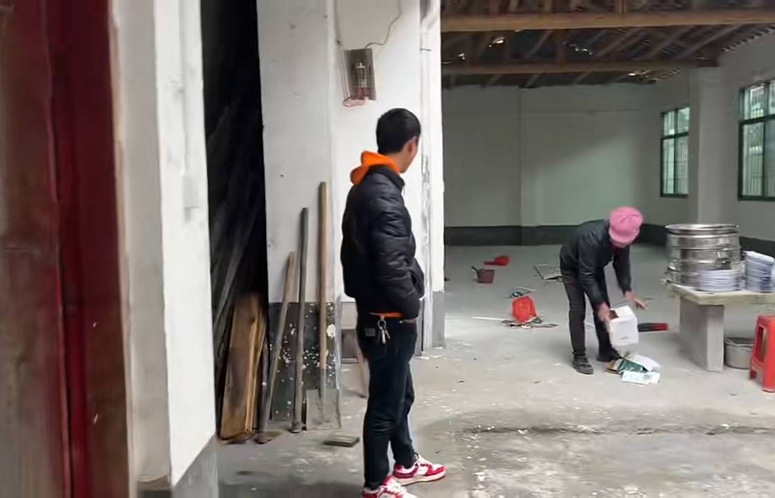 老哥们过节没钱就别回家了。我是农村人，90的光棍，没车没房，回到家也不出门，躲在被9 / 作者:牢大 / 