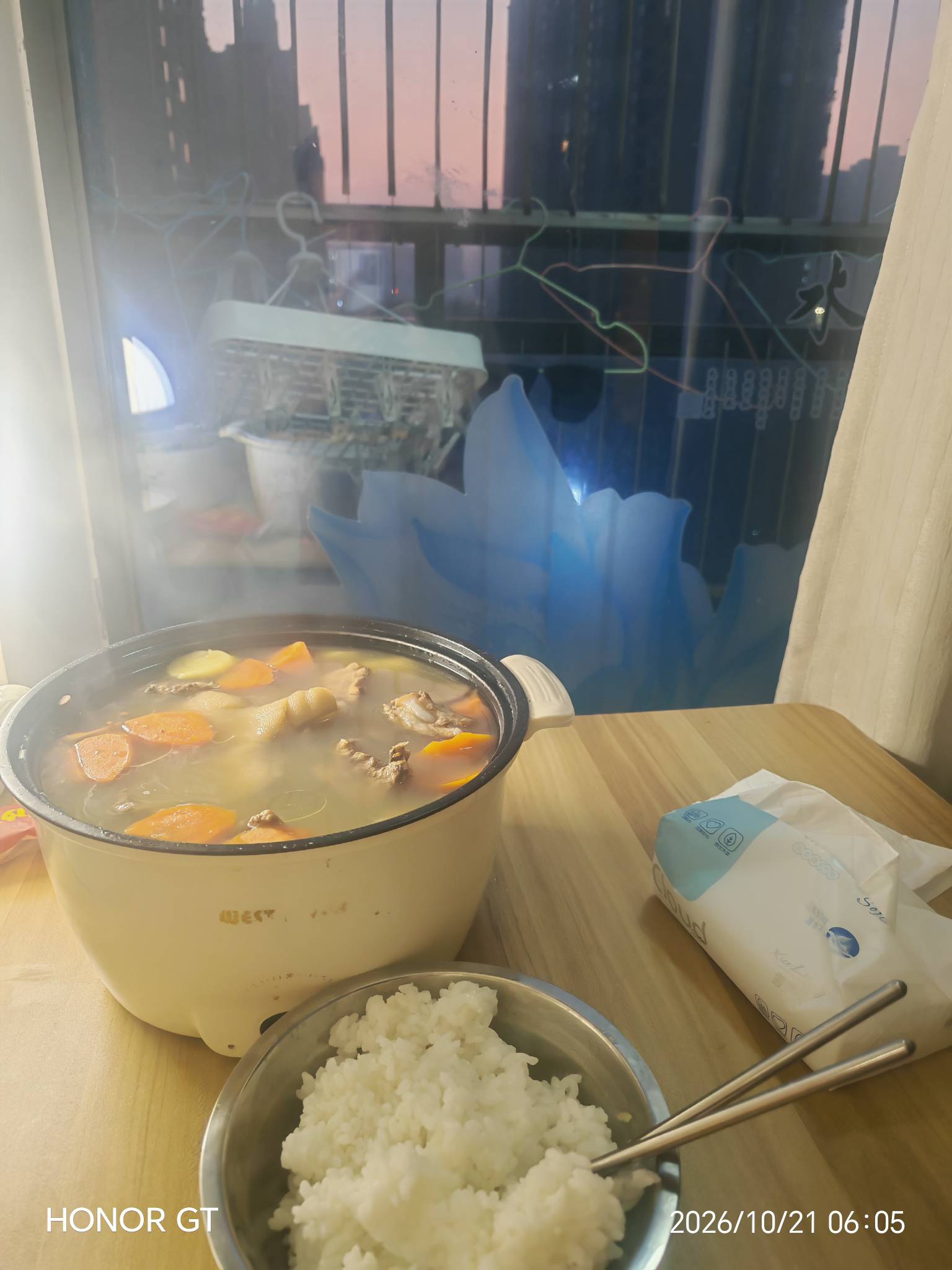 美美一锅猪脚炖排骨，吃早餐了，老哥们，早上好

13 / 作者:挂币仔 / 
