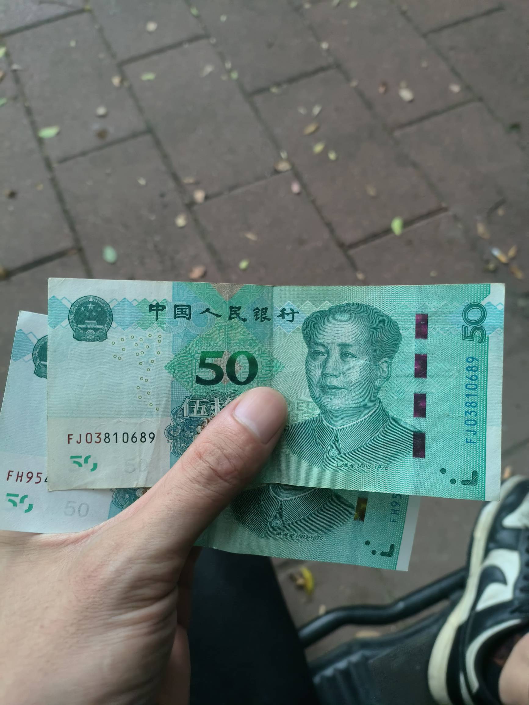 老哥们捡了100块钱，十几年没摸过现金了

36 / 作者:kim哥哥 / 