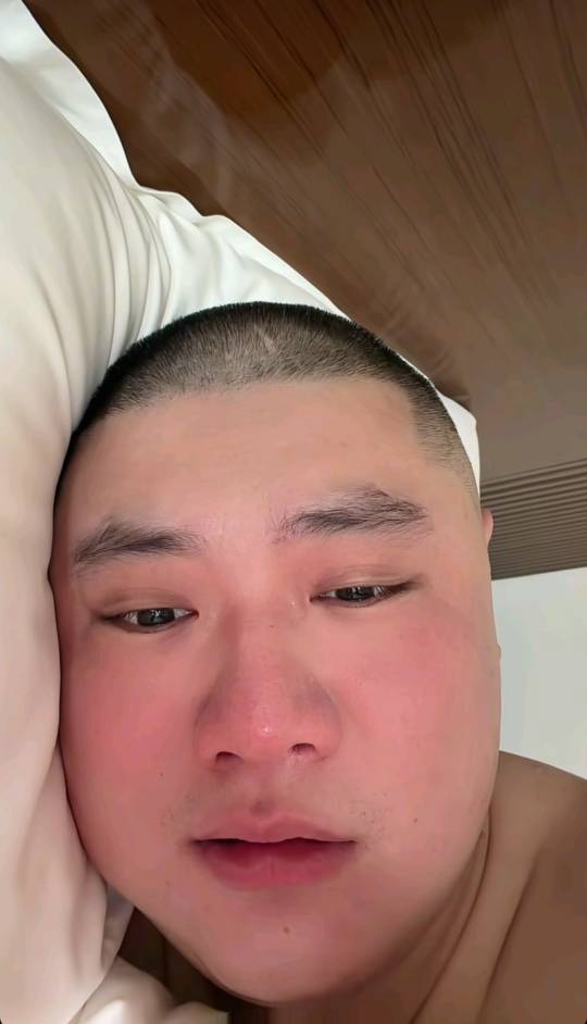 昨晚又找家里人拿了2000交房租，太晚了我就想着今天白天发给房东。现在已经没了，怎么93 / 作者:人到万难需放胆 / 