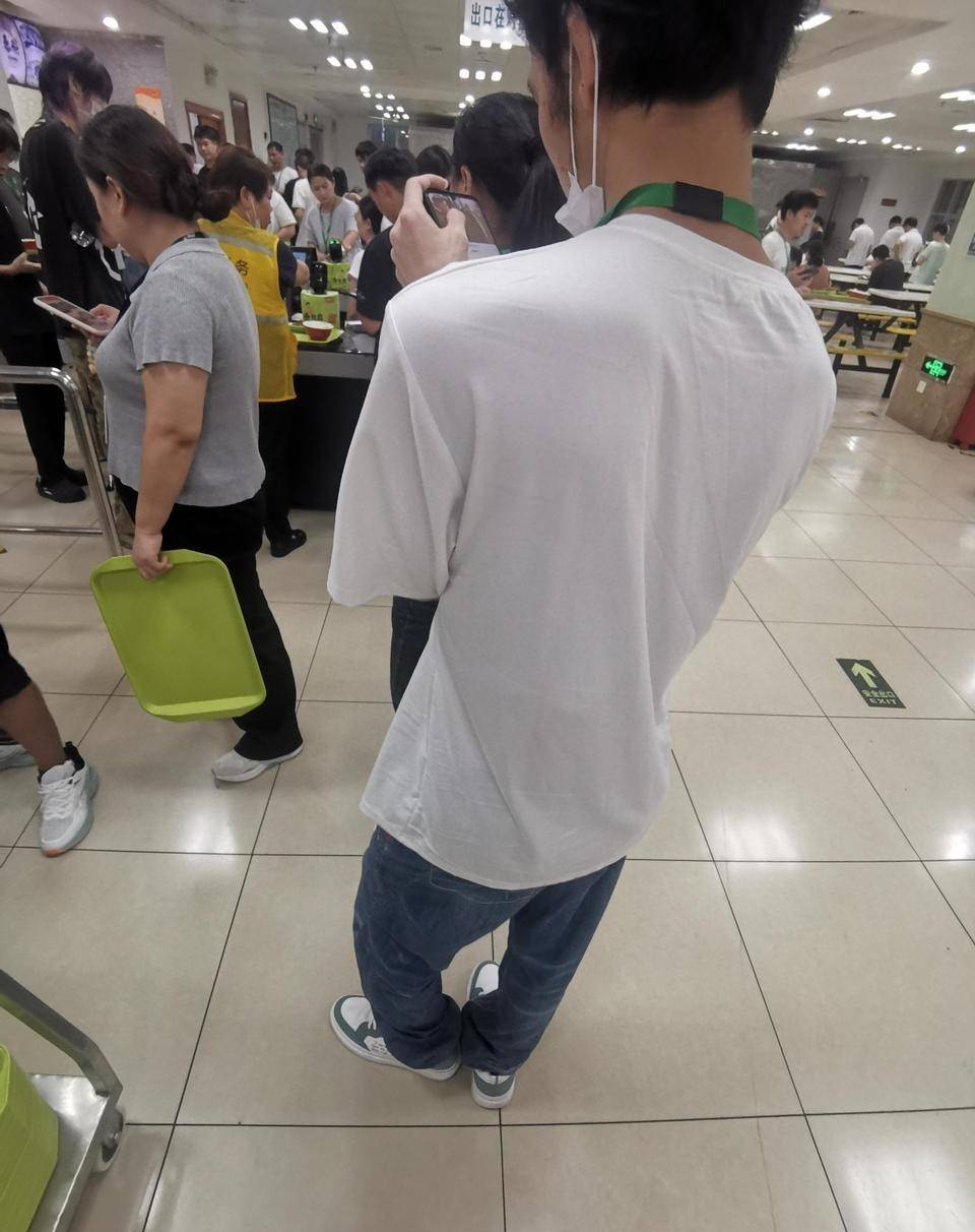 进厂各种妖魔鬼怪 真的恶心 吃饭都没胃口了 那个炒菜的把菜炒的呛鼻子。到了领菜的地37 / 作者:卡农老哥美滋滋 / 