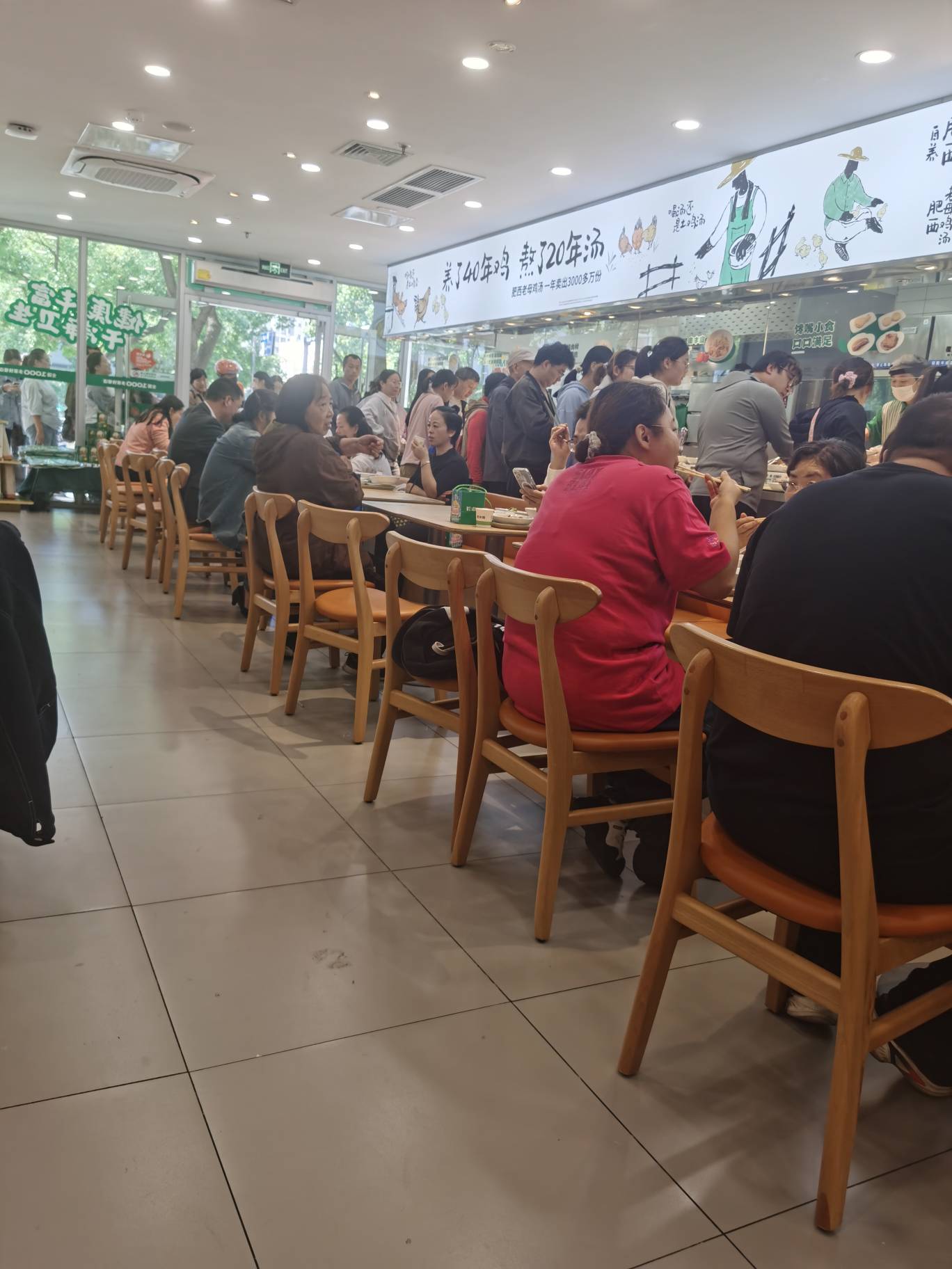 江苏的老哥速度去老乡鸡吃饭了，免费


60 / 作者:西风雷波 / 