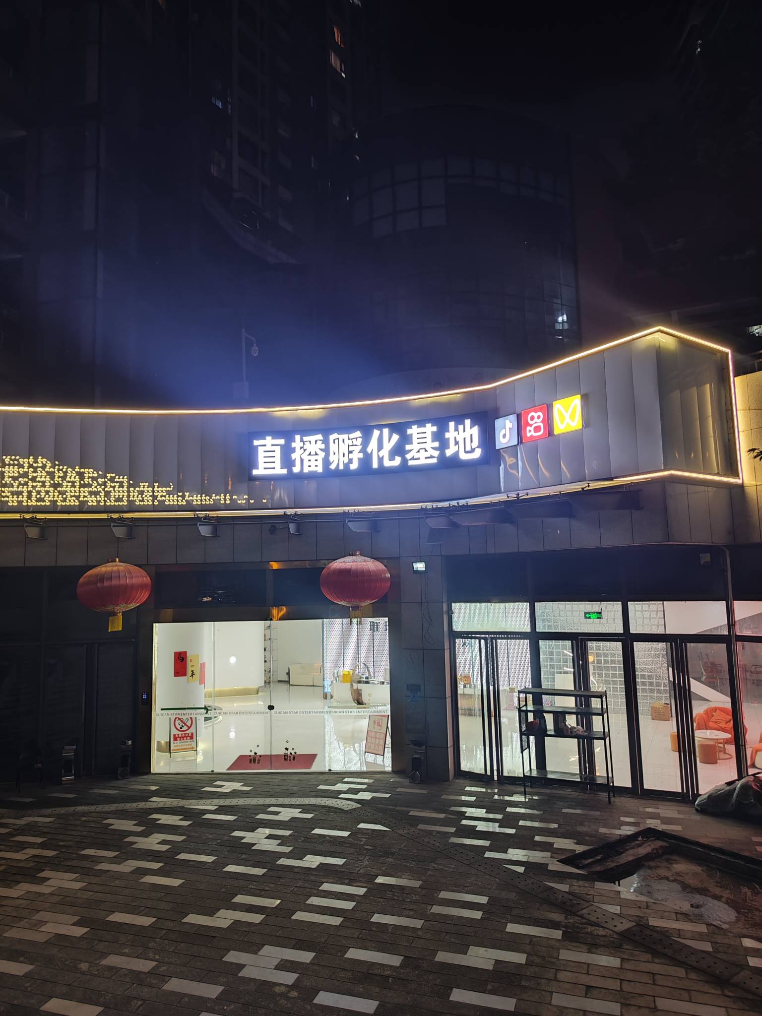 太难了，交通想开个广州卡，明明在app地址选的广州，开出来还是本地的。现在还只能开17 / 作者:吕德华吖 / 