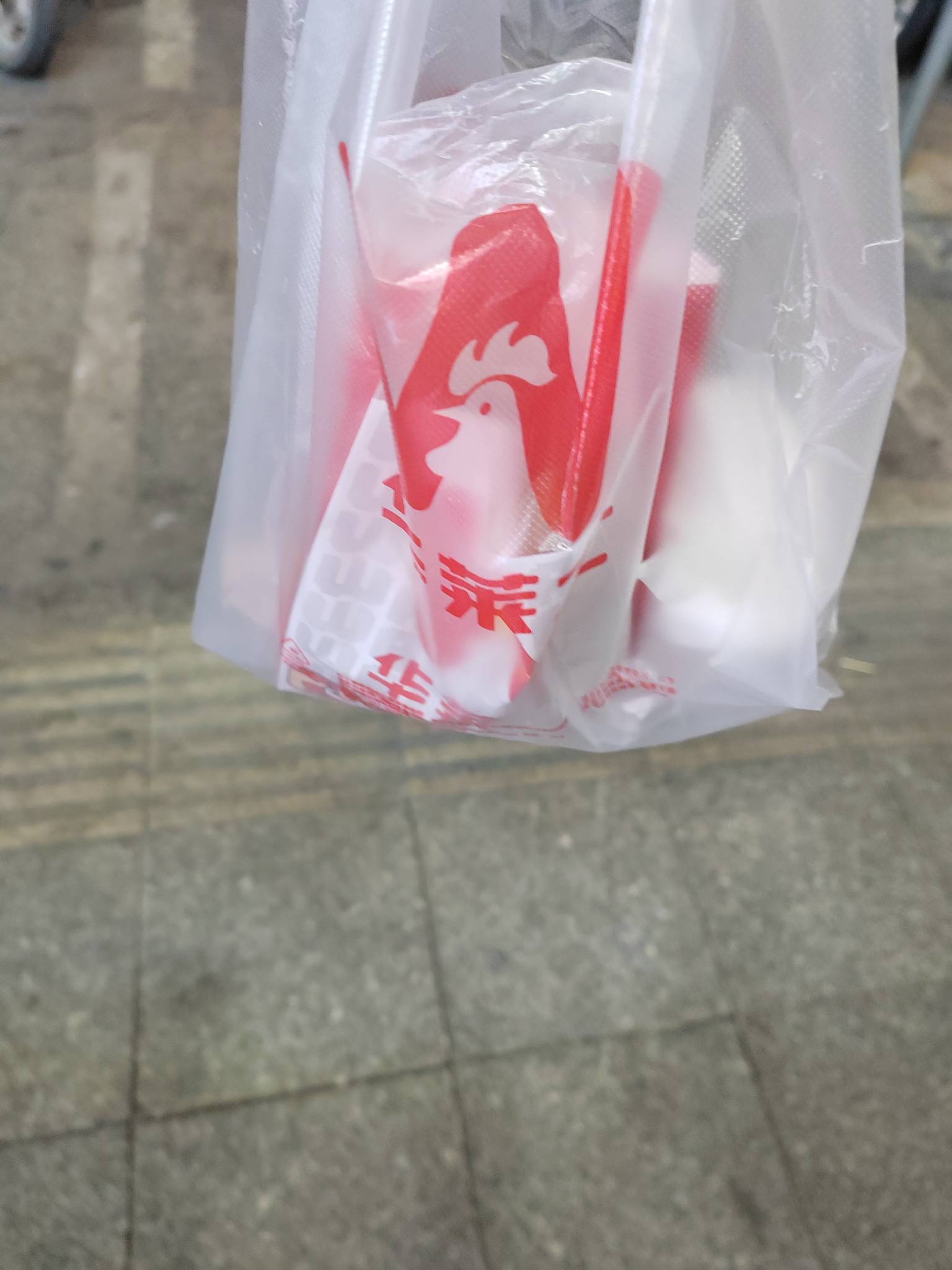 华莱士三件套今晚12点过期，谁要谁拿去吃吧

13 / 作者:秋风知我意 / 